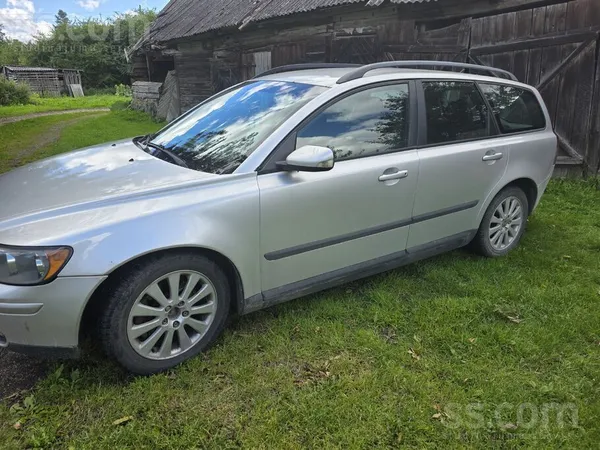 Pārdodu auto ir rūsa. Sīkāk par auto jautāt rakstot vai zvanot.