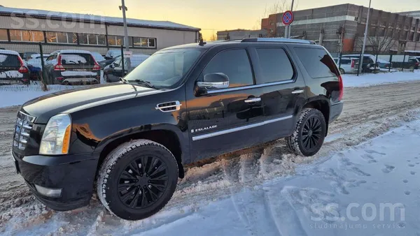Cadillac Pārdod auto labā tehniskā un vizuālā stāvoklī, 202