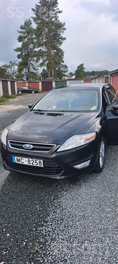 Automašīna ir labā stāvoklī, un to pārdodu saistībā ar citas automašīnas ieg