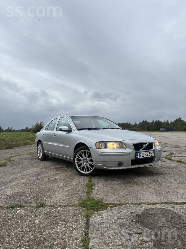 Volvo S60 2006, 2.4D dīzelis, Manuāls, Sedans, Sudrabs — Latvijā