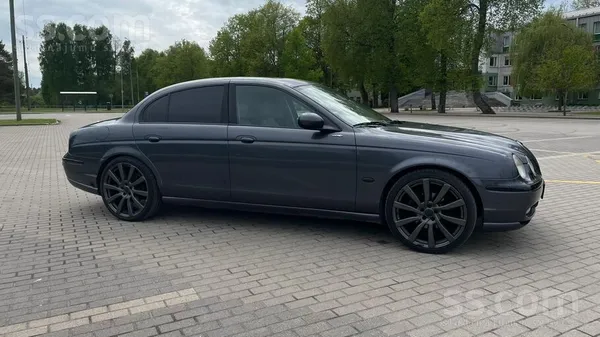 Jaguar Jaguar S-Type ar tikko izietu TA. 
