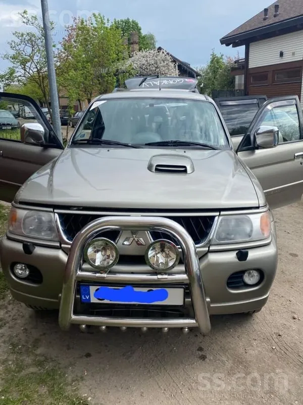 Mitsubishi Pajero - 1