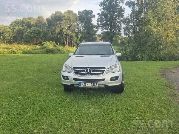 Mercedes Atrodas Rīgā.