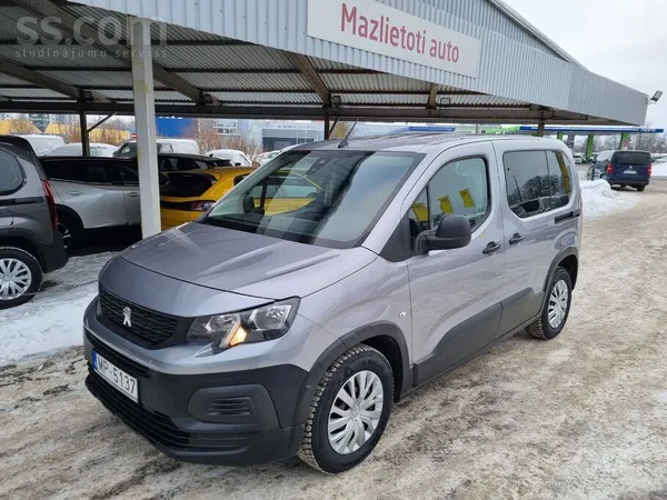 Peugeot Pirkts jauns Latvijā pie dīlera. Visas apkopes vei