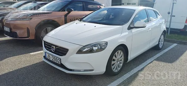 Volvo V40 2015, 2.0D dīzelis, Automāts, Hečbeks, Balts — Latvijā