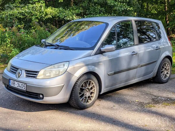 Renault Неубиваемый компактвен Renault Scenic второго поко