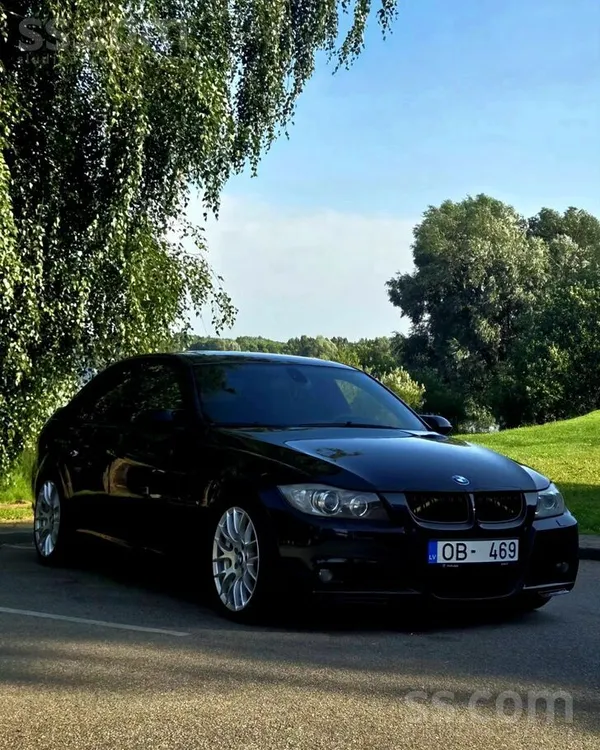 Pārdošanā nonācis uzticams kopts BMW E. gads, Pre-Lci). Zem pārsega atrodas