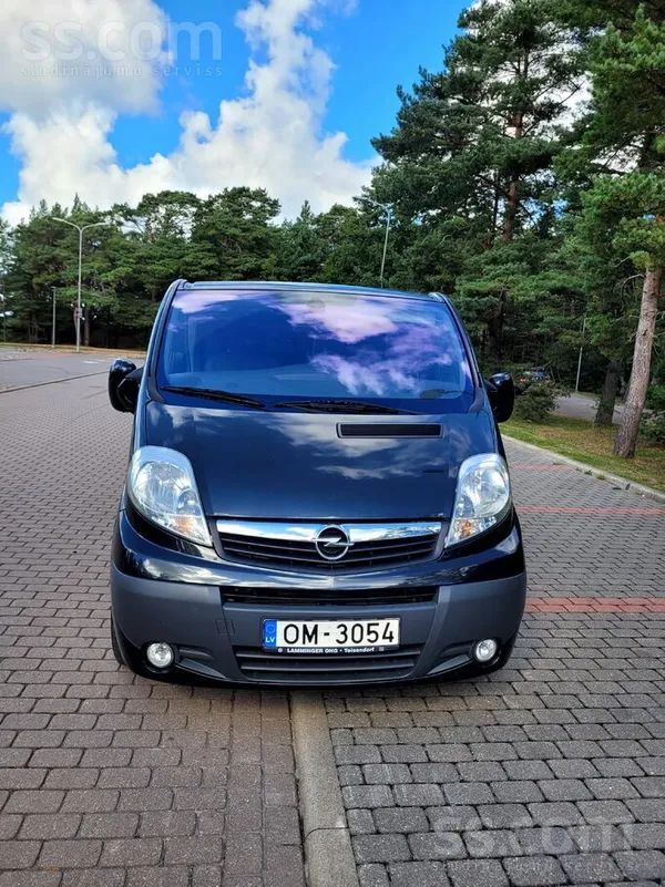 Pārdod ģimenes automašīnu Opel Vivaro Westfalia. 6 sēdvietas. Divzonu gaisa