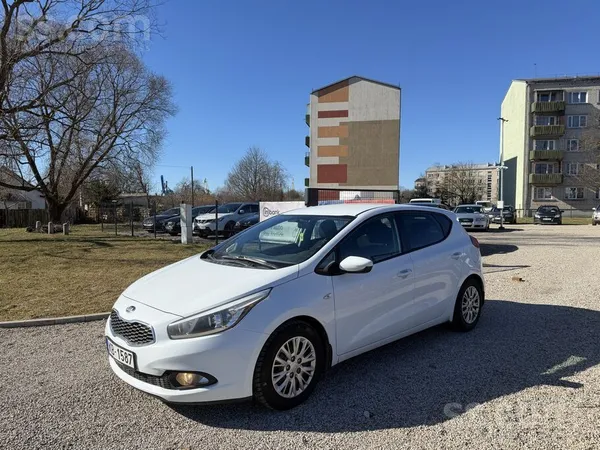 Kia Ceed 2015.g. 1.4 dīzeļa dzinējs ar 6 ātrumu manuālo ātrumkārbu. Auto ir