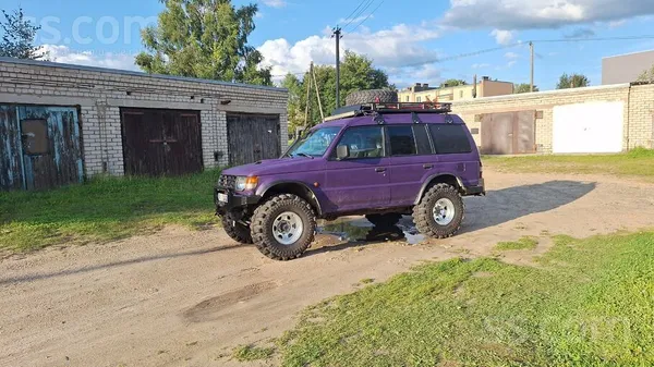 Mitsubishi Pajero - 1