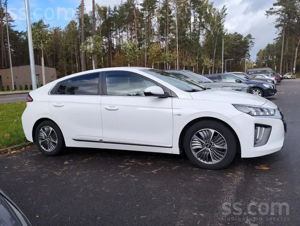 Uzņēmums pārdod 2021. gada Hyundai Ioniq Plug-in Hibrīdu Premium komplektāci