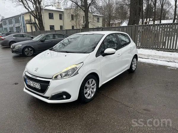 Tiek pārdots 2017.gada Peugeot 208. Auto ļoti labā tehniskā un vizuālā stāvo