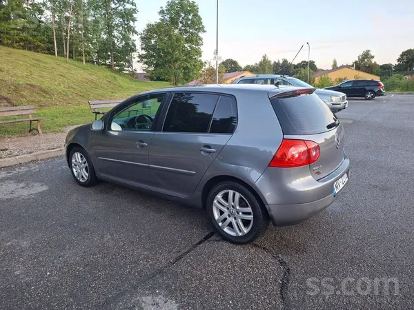 Volkswagen Pārdod Golf 5.