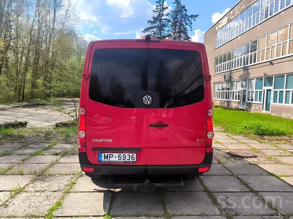 Tirgoju savu busiņu. 
Párdodu, jo pilnvèrtígi neizmantoju viņa priekšrocíba