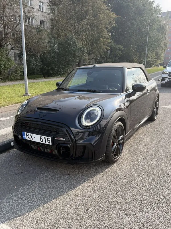 Pārdod Mini Cooper S Cabrio stilīgu četrvietīgu kabrioletu ar John Cooper Wo