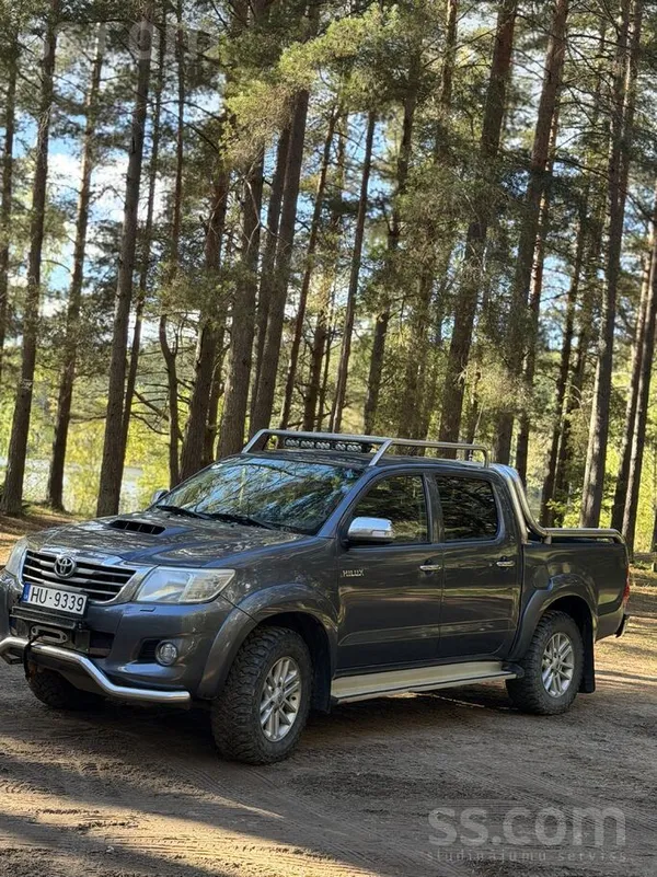 Toyota Hilux Ar 3.0 dizeļdzinēju un automātisko transmisiju. 
Automobilis i