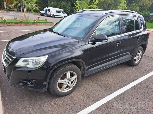 Volkswagen Tiguan - 1