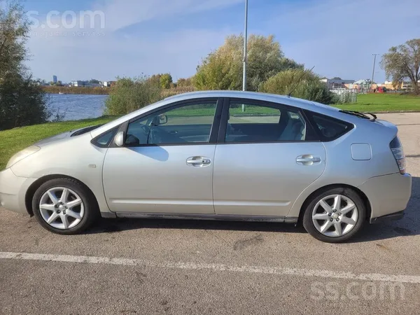 Pārdodu Toyota Prius Hybrid gaiši pelēkā krāsā ar 1.5 litri motoru. Ļoti eko