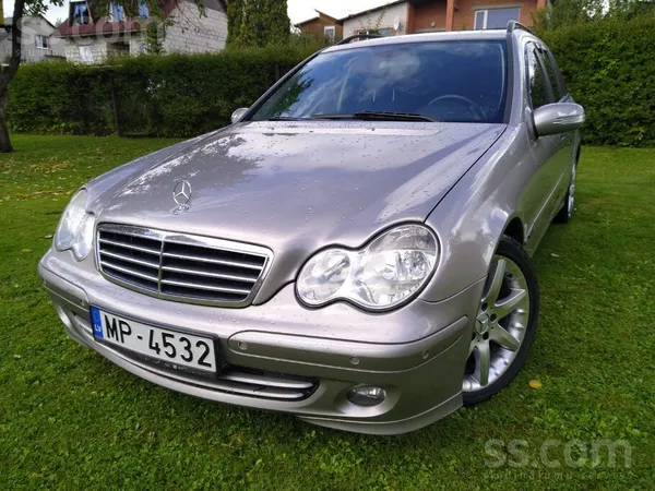Mercedes Sakarā ar jauna auto iegādi tiek pārdods C200 cdi.
