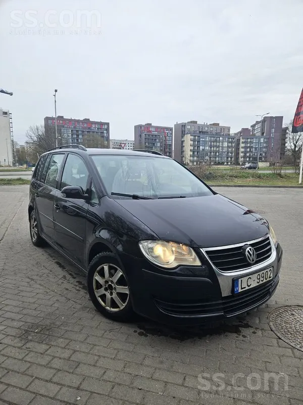 Volkswagen Touran - 1