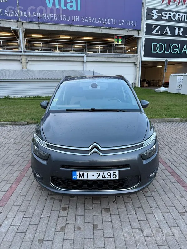 Pārdod lielisku, ietilpīgu un ļoti ekonomisku ģimenes minivenu. Automašīna i