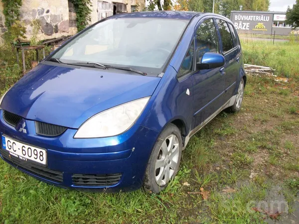 Tirgojas auto pilnaa darba kaartiibaa, ar metinaamiem defektiem. Viss paaree