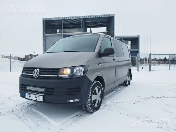 Privātpersona pārdod WV Transporter T6 ar 5 sēdvietām. Ļoti laba komplektāci