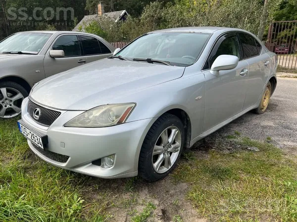 Lexus Noderēs vai uz detaļam vai ari kadām krūmu gonkām.