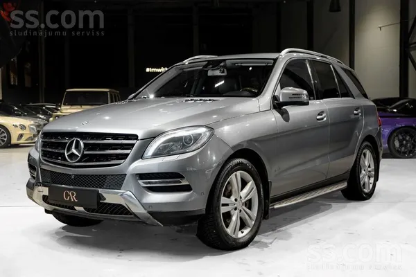 Mercedes-Benz ML 350 d ar 3.0L V6 Bluetec dīzeļdzinēju, 7-pakāpju automātisk