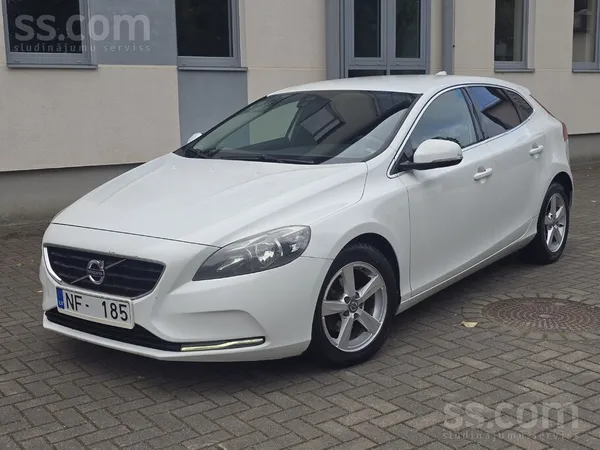 Volvo V40 2013, 1.6D dīzelis, Manuāls, Hečbeks, Balts — Latvijā