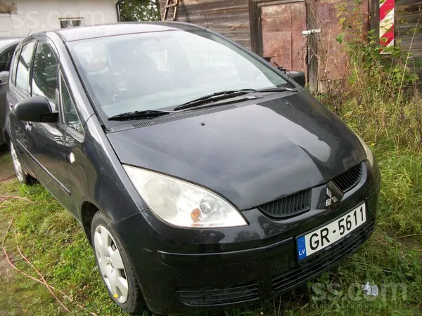 Tirgojas auto pilnaa darba kaartiibaa, bet ar nedaudz metinaamiem defektiem.