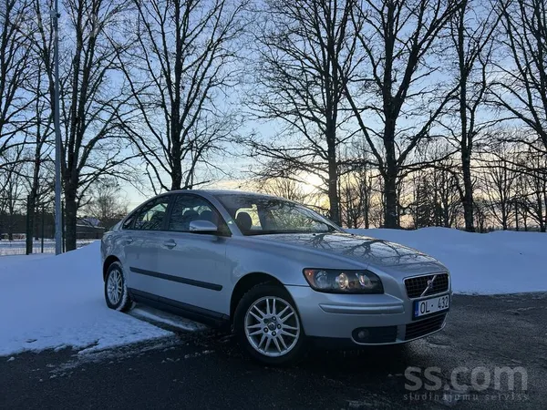 Sveiki. Pārdod labu volvo s40, 2006 gada, 5 robu manuali. 
Motors nedūmo, s