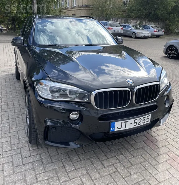 Pārdod ļoti pilnu un koptu BMW X5 (F15 paaudze) ar uzticamo 3.0d (190 kW / 2