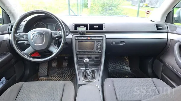 Audi Pielaist var un uz priekšu brauc.