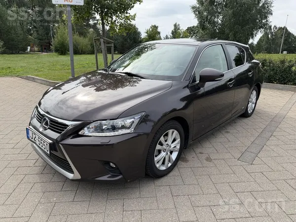 Lexus Pārdodu koptu un ekonomisku 2015. gada Lexus Ct200