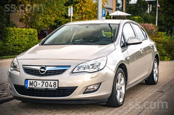 Pārdod Opel Astra 1.6 benzīns, 85kw, automātiskā Ātrumkārba. 

Bezmaksas C