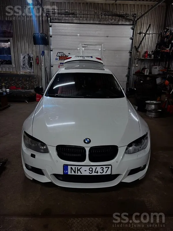 Tirgoju BMW E92 kupeju baltā krāsā. 2.0 dīzelis, 135 kW. Sarkans ādas salons