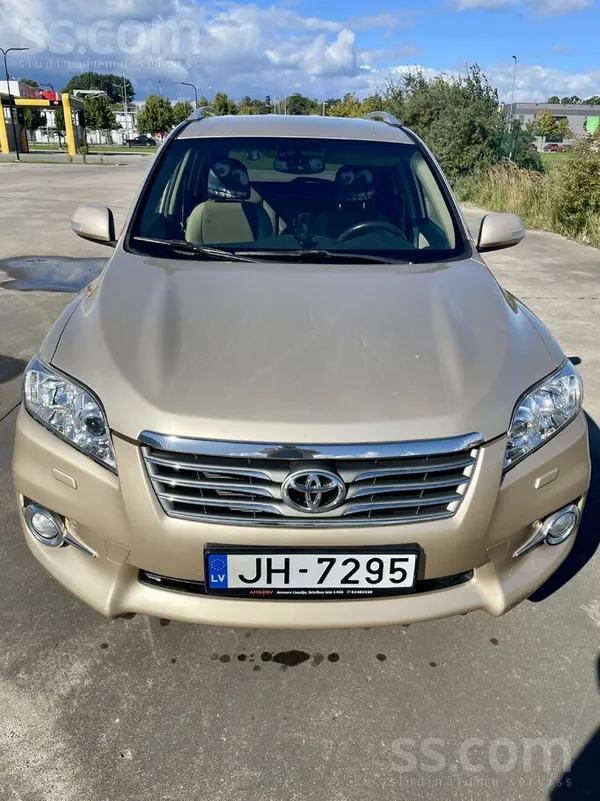 Pardodu, koptu un uzturētu automašinu.