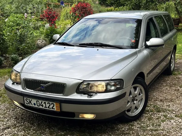 Volvo Volvo V70 no Vācijas. 2.4 D5 dzinējs ar melno vāku