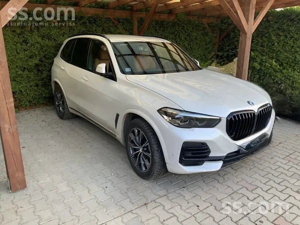 BMW Pàrdodu labi uzturētu BMW X5 pèrļu baltá kràsà. 