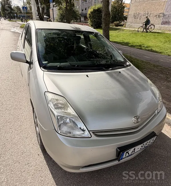 Prius hibrīds, labā stāvoklī. 

Ir kaut kur maza rūsiņa. 

Baterijai bij