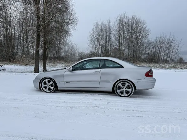 Mercedes Mercedes-Benz Clk 270d automašīna ir lieliskā stāv