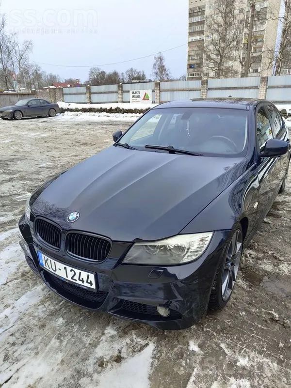 BMW Automašīna ir kopta. Braukusi meitene. Pilnpiedziņ