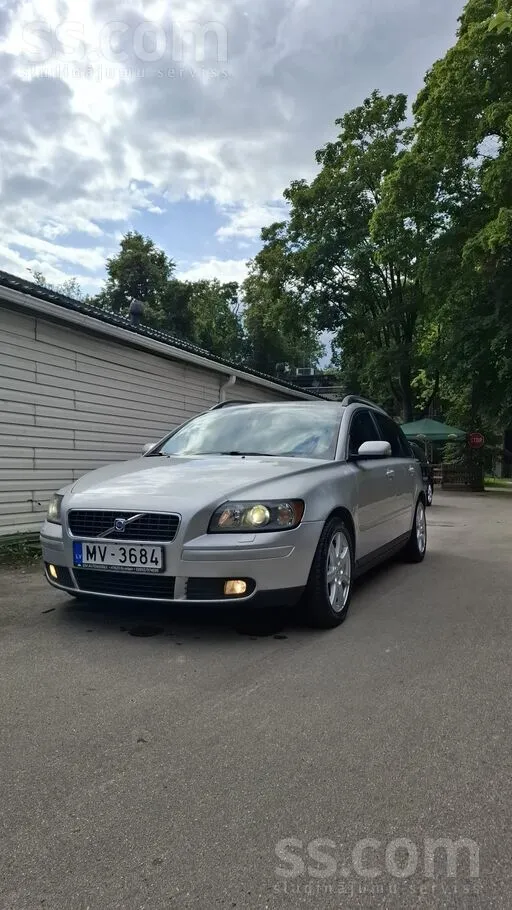 Pārdodu ļoti ekonomisku tai pat lakā jaudīgu auto 2.4 d5 132 kw ļoti labā ga