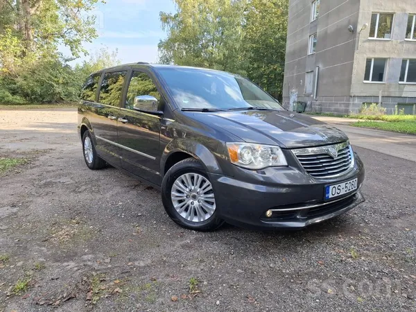 Tikko no Vācijas un Latvijas ceļus nav redzējis. Pārdod Lancia Voyager (Plat