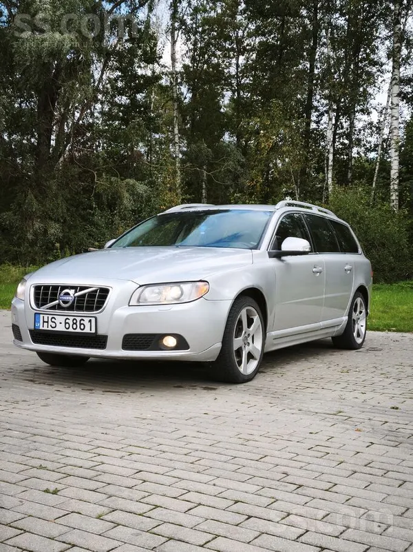 Pārdod Volvo V70 2010 gada automātu, D5 dzinēju ar 151kw.
Xenon lukturi ,