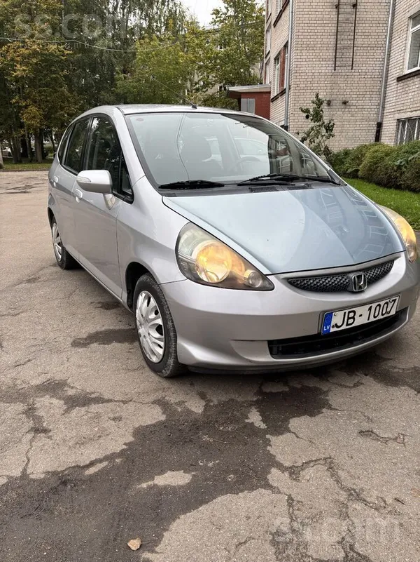Pārdodu sportisku un stilīgu Honda Jazz 1.3 Benzīns. Mehāniska kārba
Ļoti k