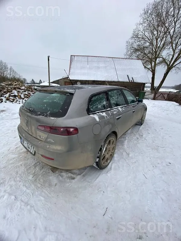 Alfa-Romeo Pardodu braucama stavokli rezerzes dalam , ir piln