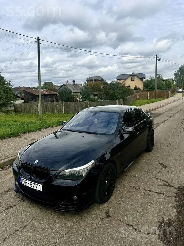Pārdodu BMW E60 530d Facelift Carbon Schwarz Metallic krāsā ar aizmugures pi