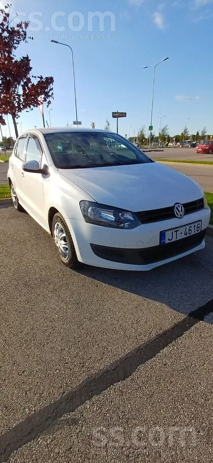 Privātpersona pārdod baltu 2010. gada Volkswagen Polo ar 1.4 benzīna dzinēju